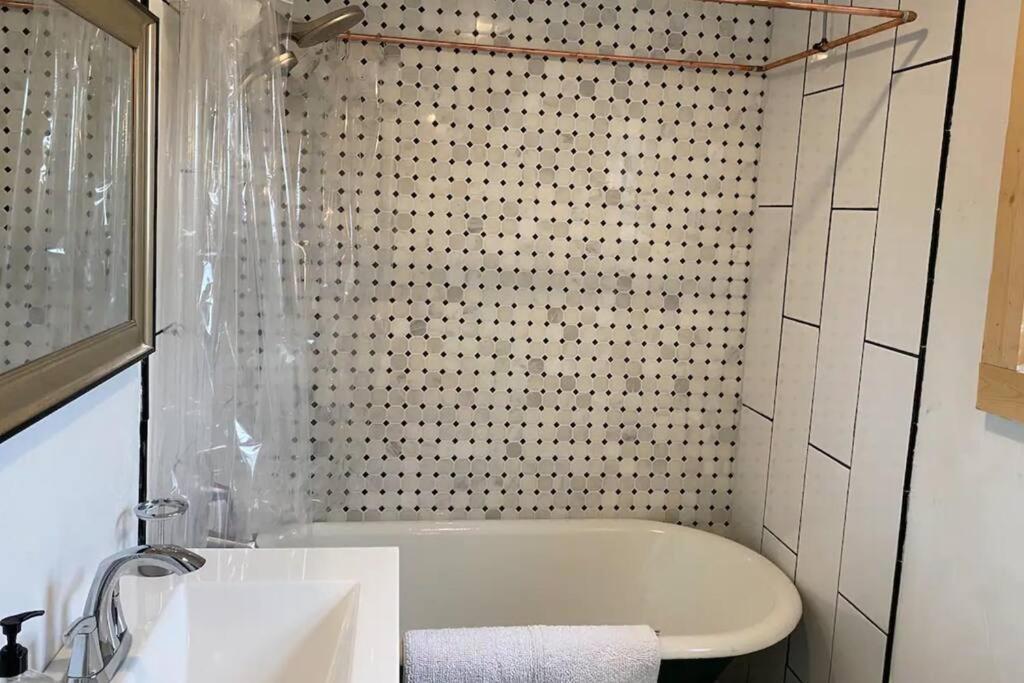 Studio Apt W Garden Кингстон Экстерьер фото