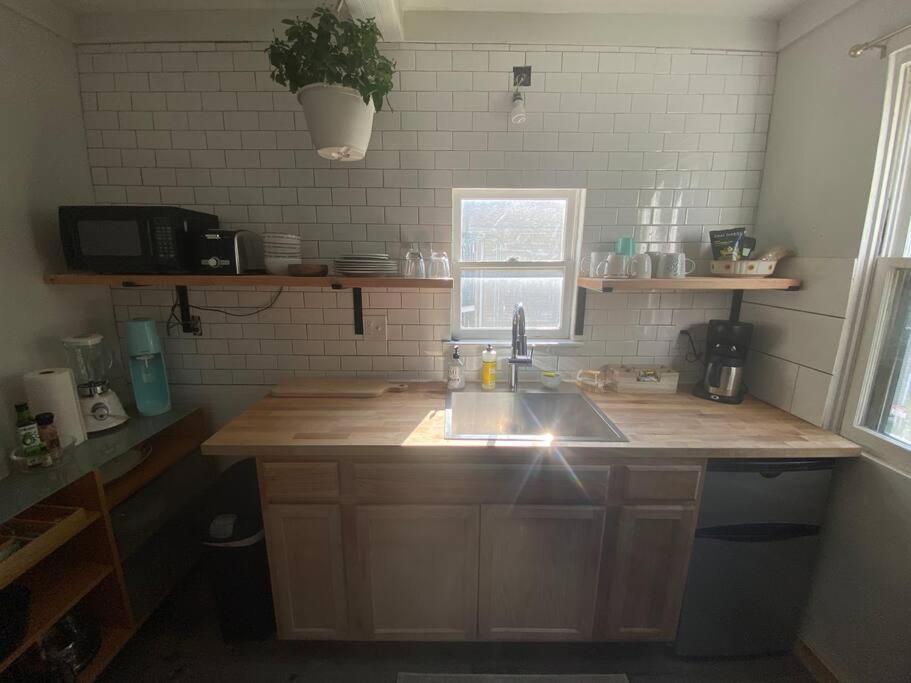 Studio Apt W Garden Кингстон Экстерьер фото