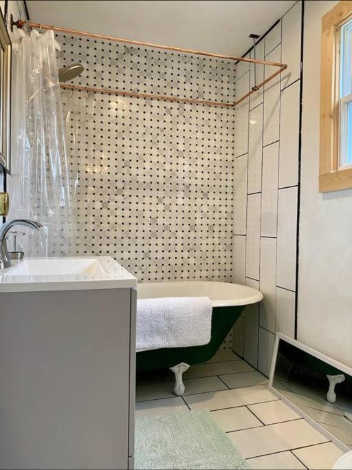 Studio Apt W Garden Кингстон Экстерьер фото