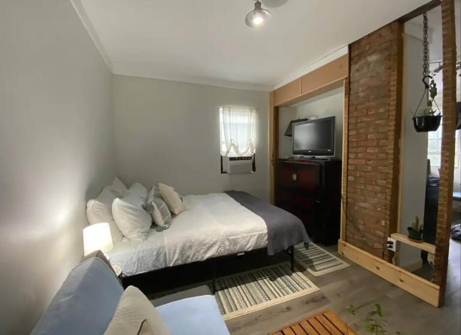 Studio Apt W Garden Кингстон Экстерьер фото